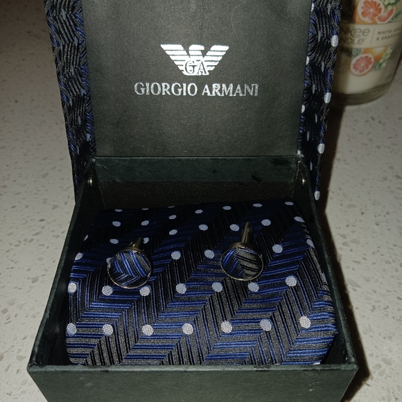 Giorgio Armani Tie Set includes cufflinks and pocket hankie - 100% silk - Picture 2 of 9